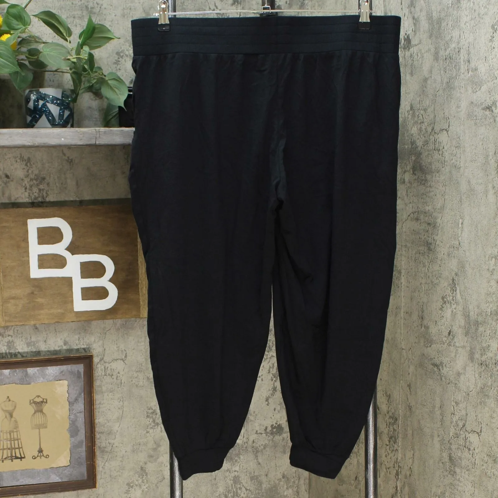 AnyBody Women's Petite Cozy Knit Side Ribbed Jogger Pants