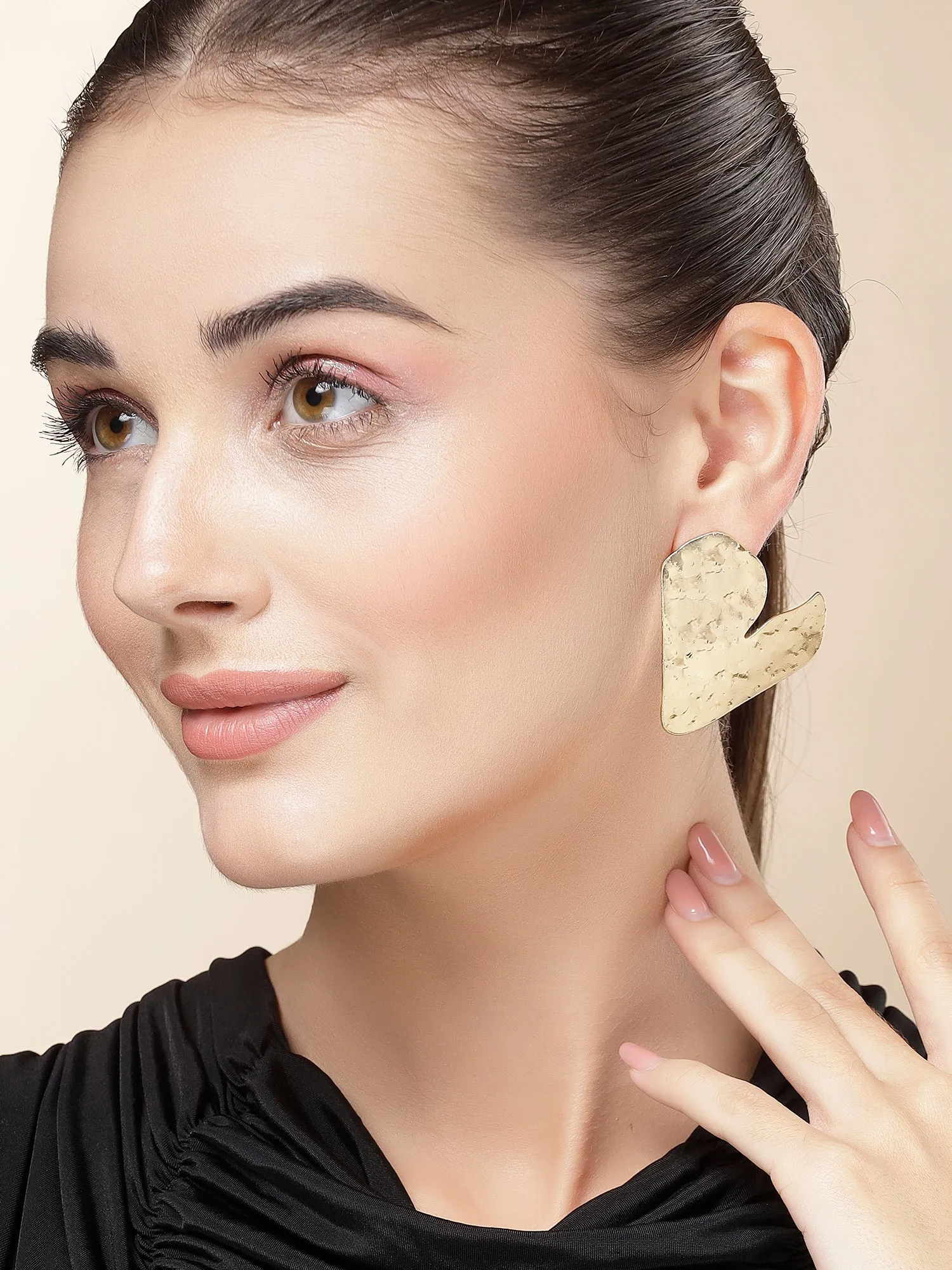Bohey by KARATCART Gold Plated Hammered Heart Stud Earrings for Women