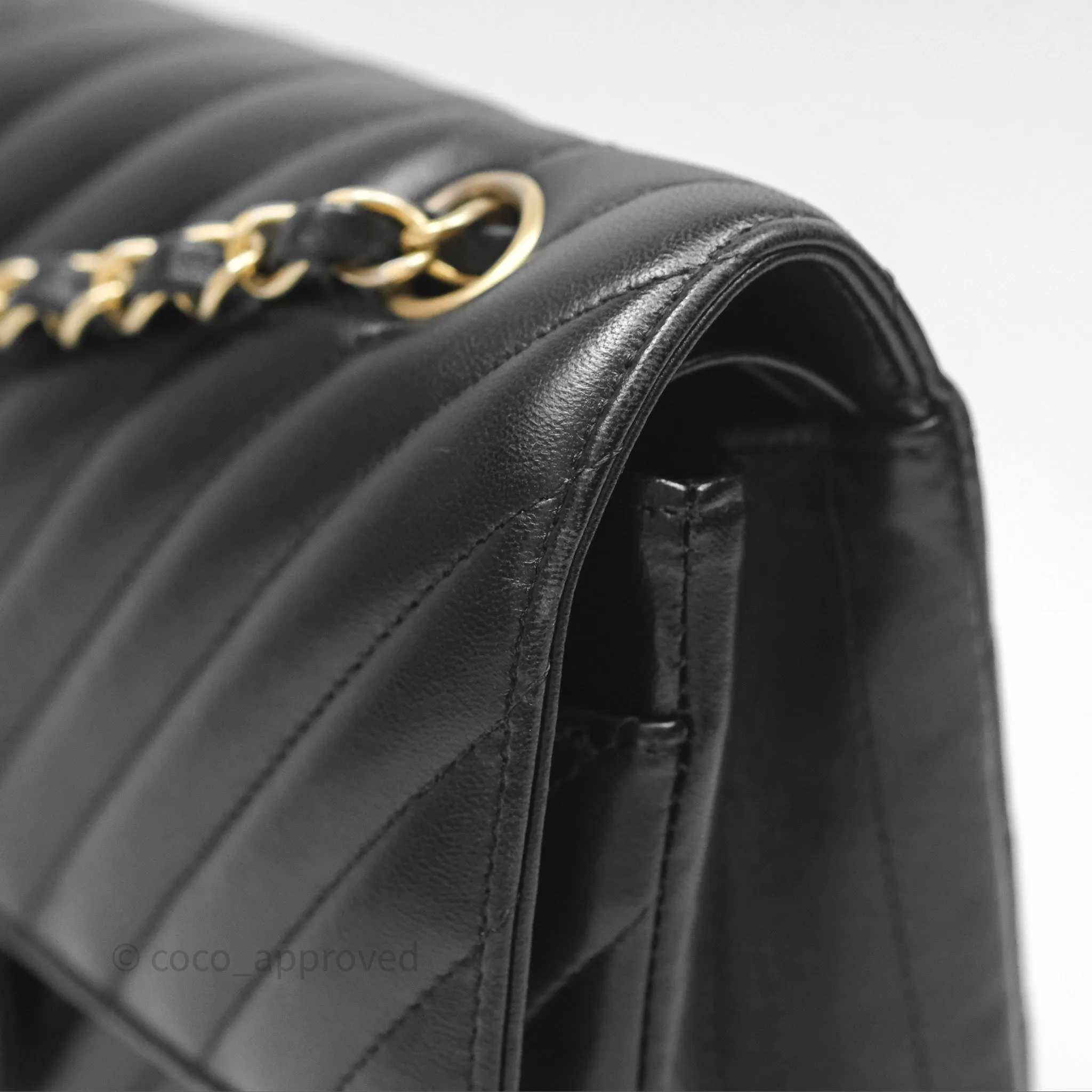 Chanel Classic M/L Medium Flap Chevron Black Lambskin Aged Gold Hardware