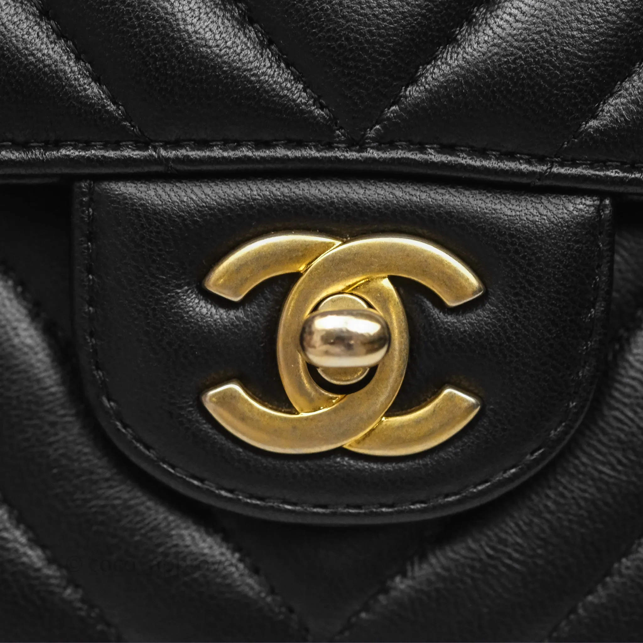 Chanel Classic M/L Medium Flap Chevron Black Lambskin Aged Gold Hardware