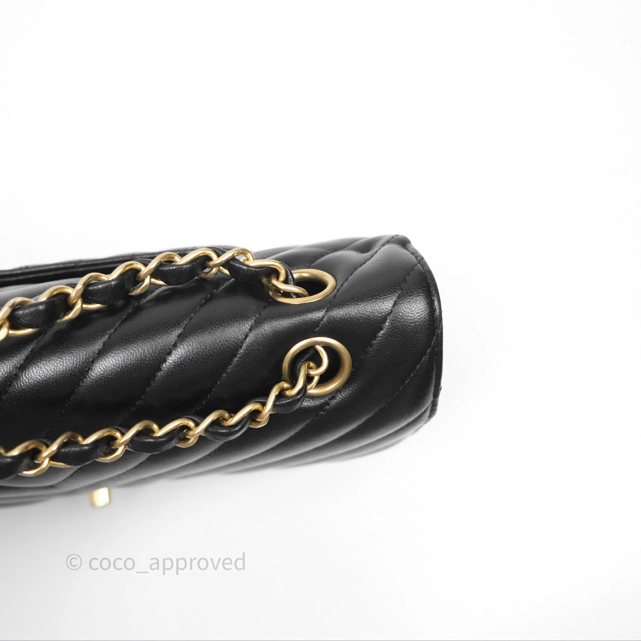 Chanel Classic M/L Medium Flap Chevron Black Lambskin Aged Gold Hardware