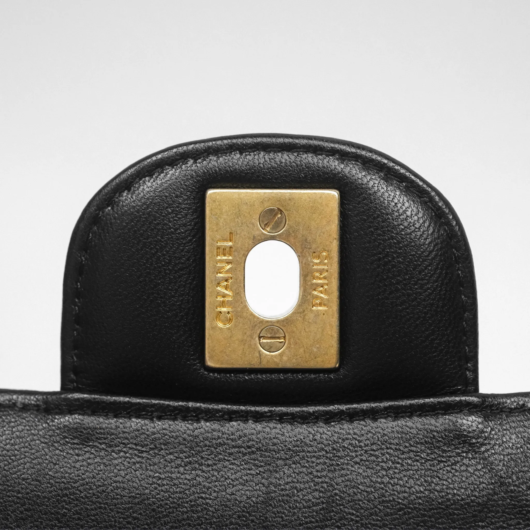 Chanel Classic M/L Medium Flap Chevron Black Lambskin Aged Gold Hardware