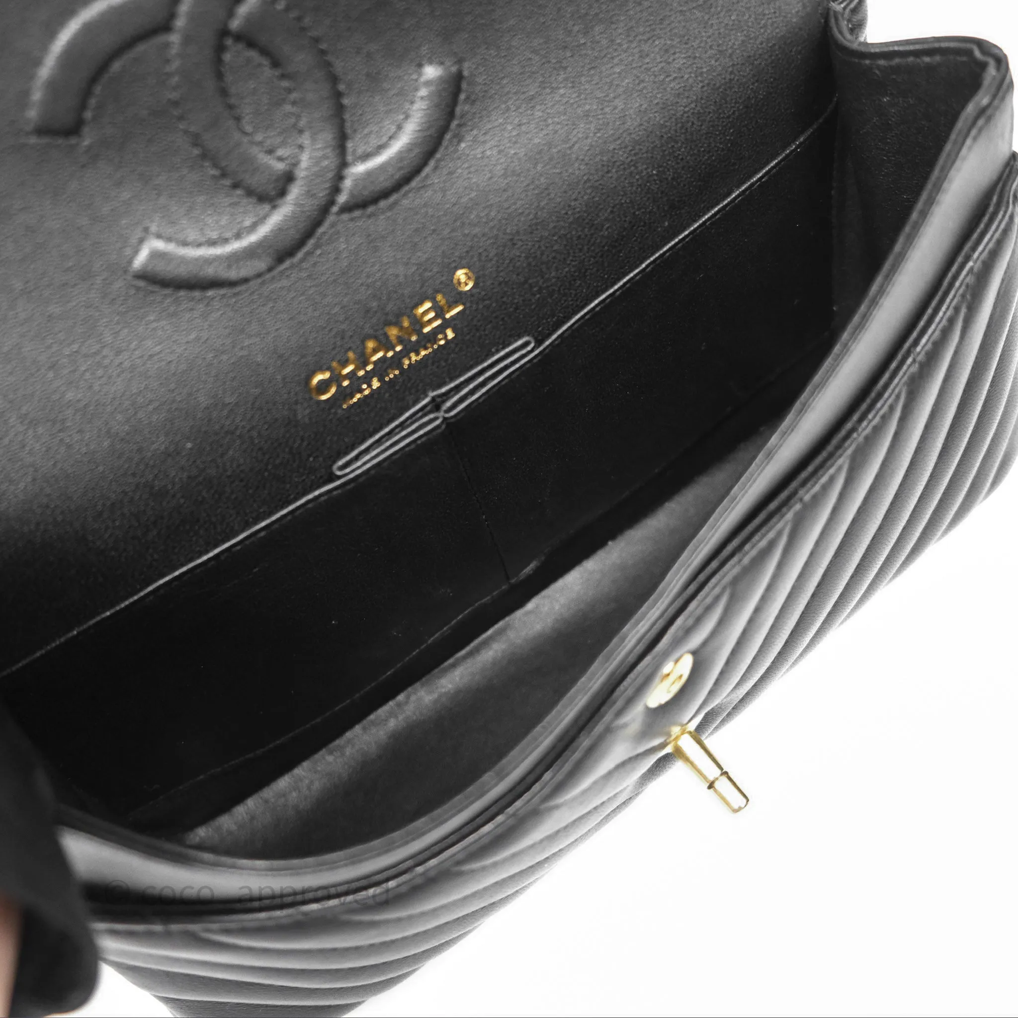 Chanel Classic M/L Medium Flap Chevron Black Lambskin Aged Gold Hardware
