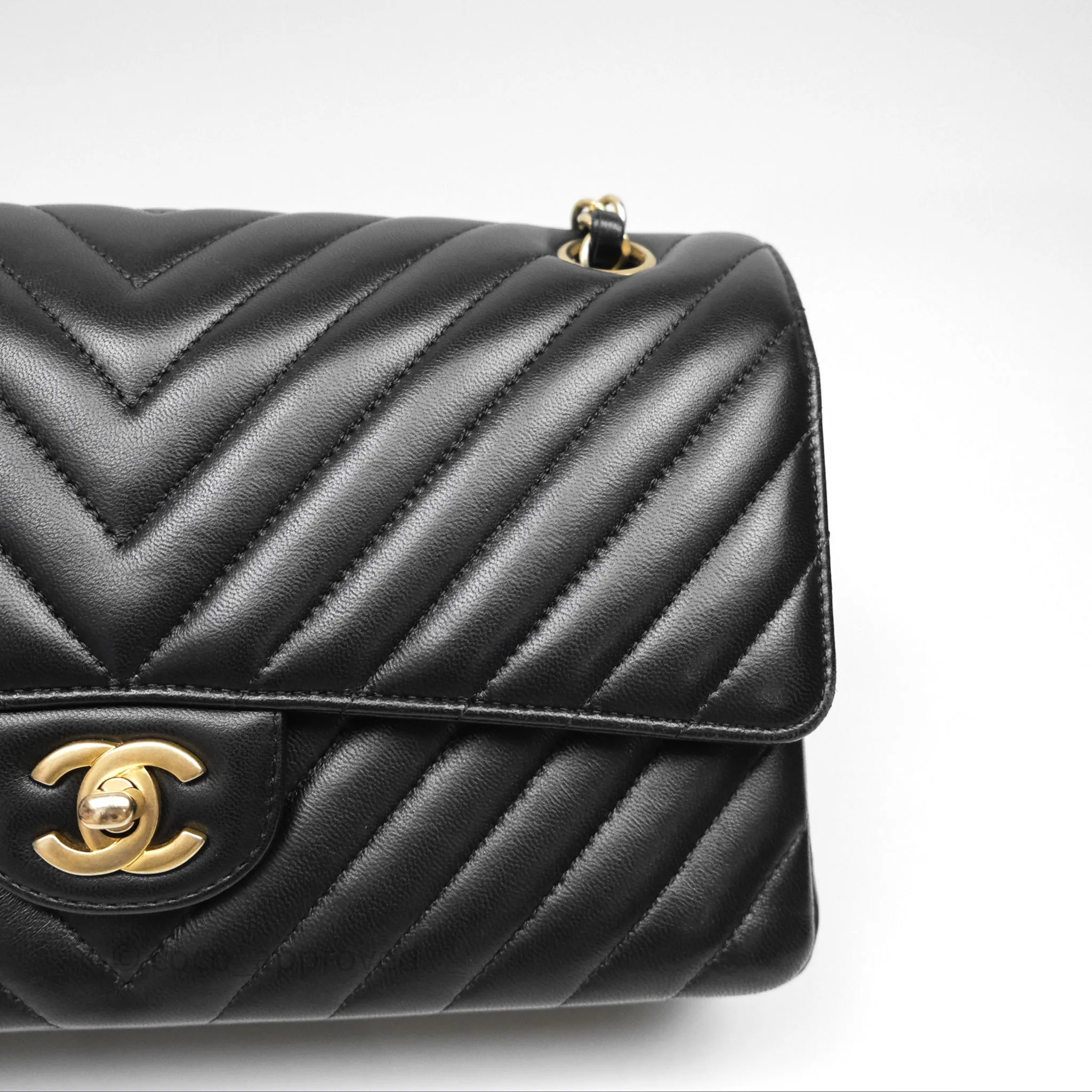 Chanel Classic M/L Medium Flap Chevron Black Lambskin Aged Gold Hardware