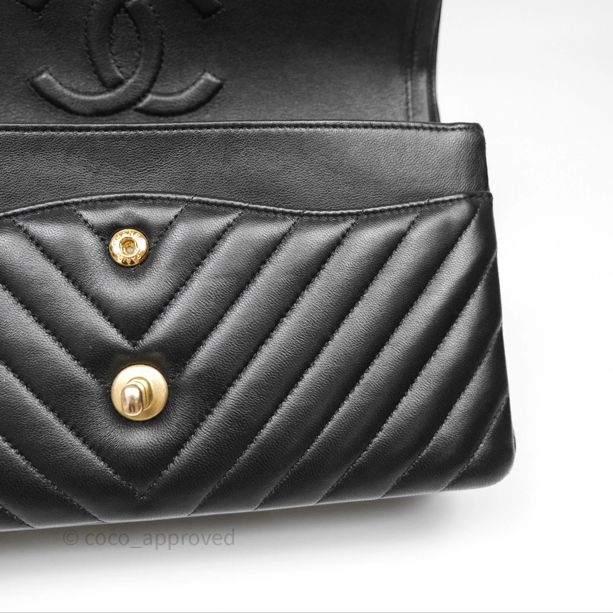 Chanel Classic M/L Medium Flap Chevron Black Lambskin Aged Gold Hardware