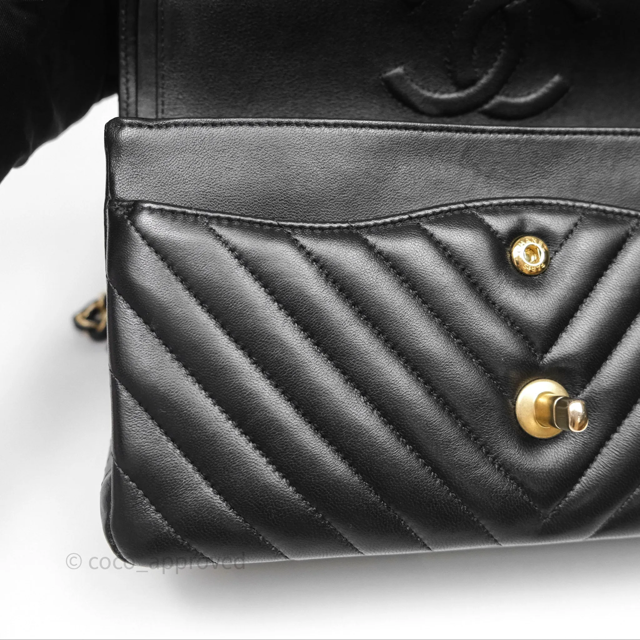Chanel Classic M/L Medium Flap Chevron Black Lambskin Aged Gold Hardware
