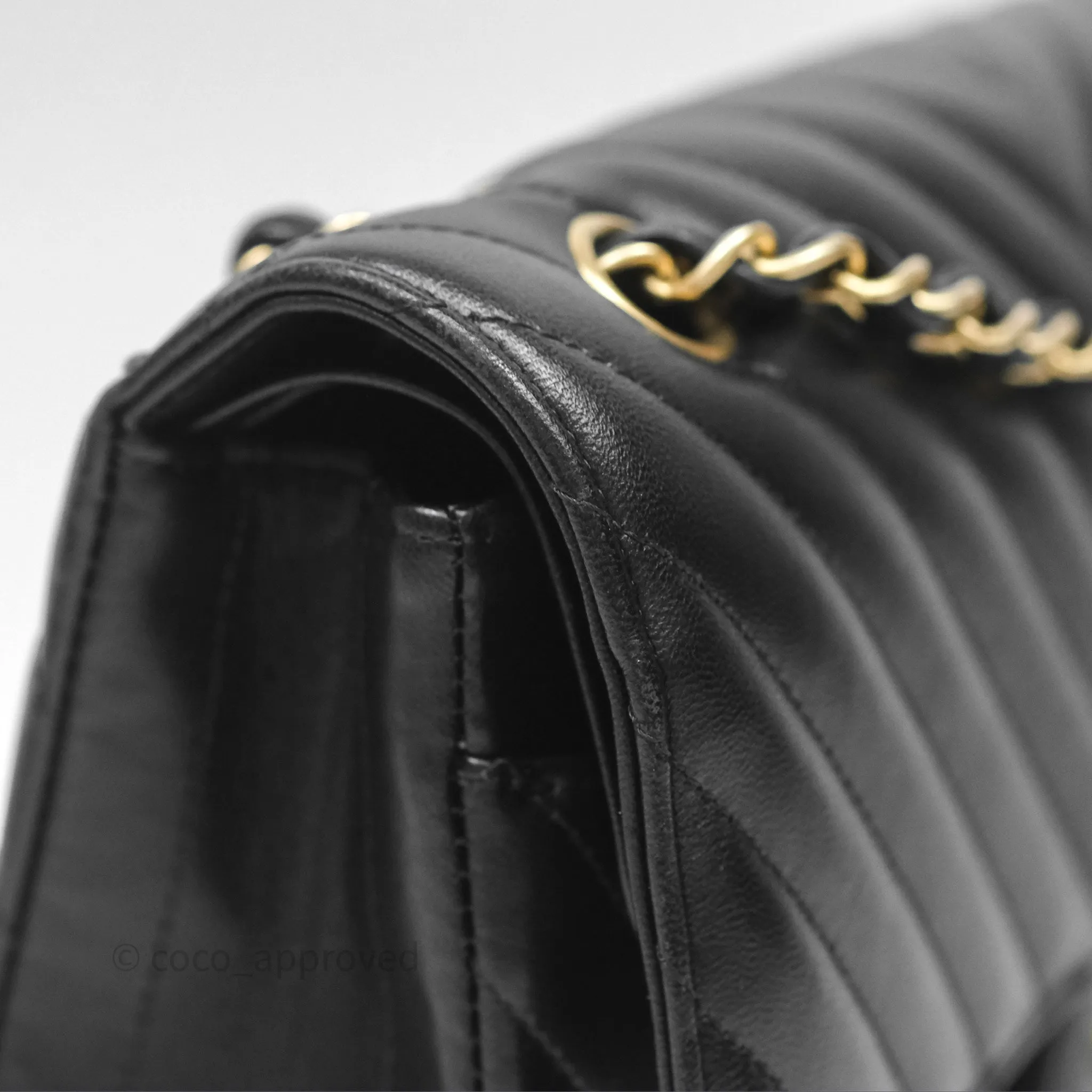 Chanel Classic M/L Medium Flap Chevron Black Lambskin Aged Gold Hardware
