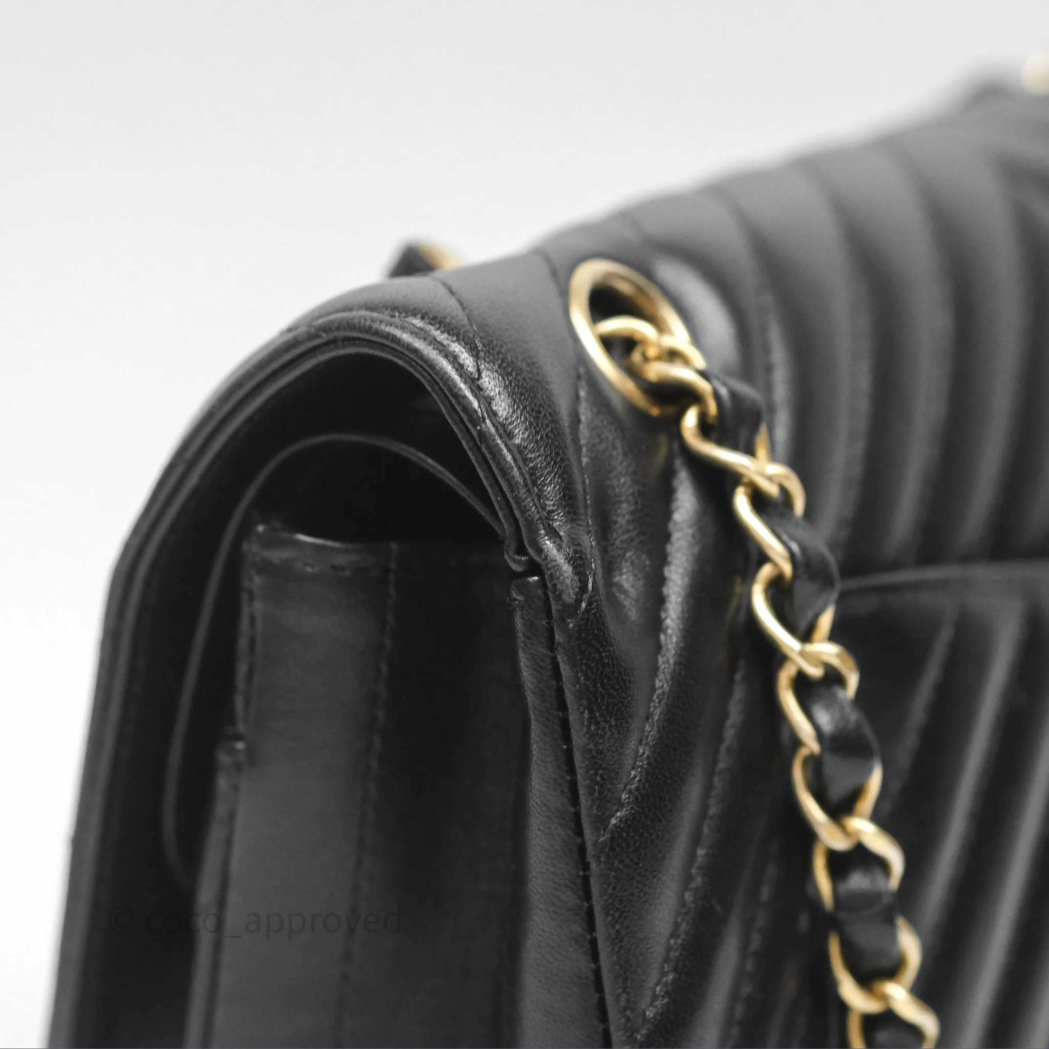 Chanel Classic M/L Medium Flap Chevron Black Lambskin Aged Gold Hardware