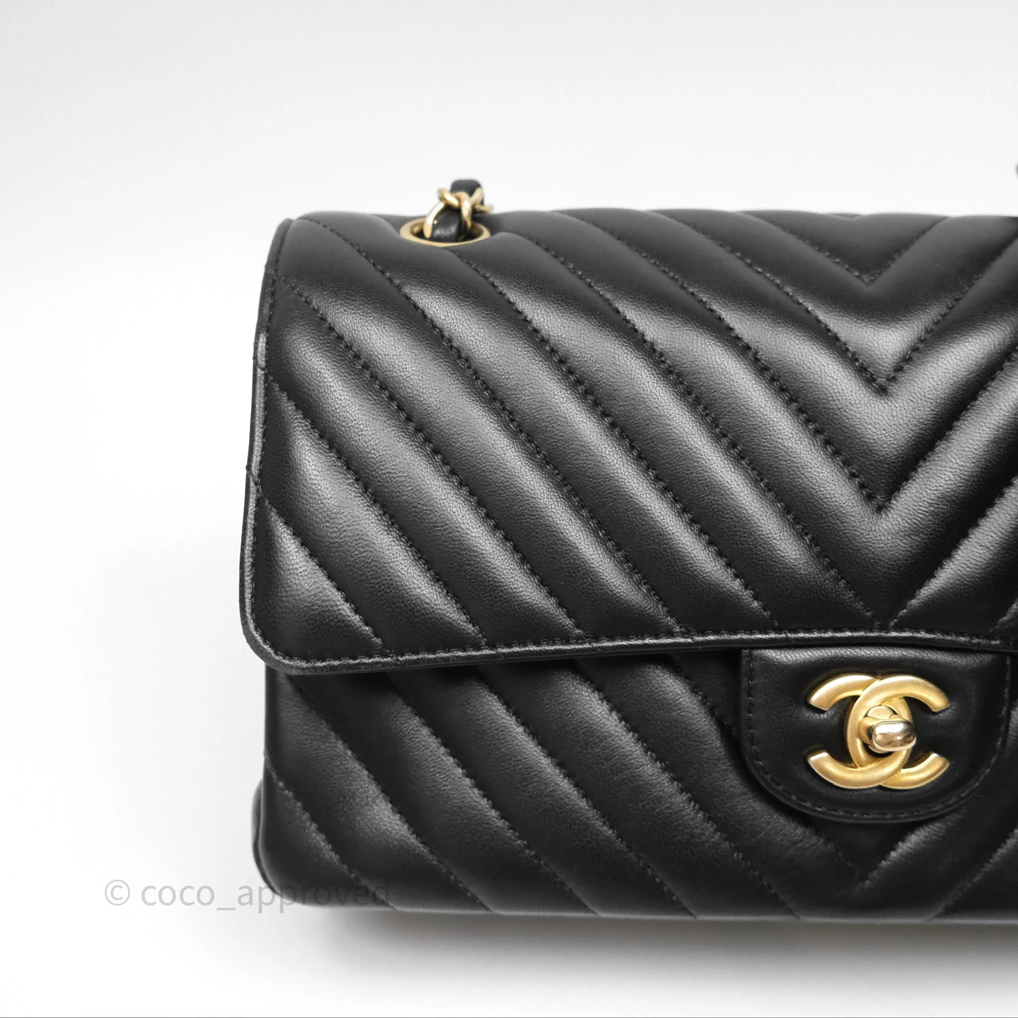 Chanel Classic M/L Medium Flap Chevron Black Lambskin Aged Gold Hardware