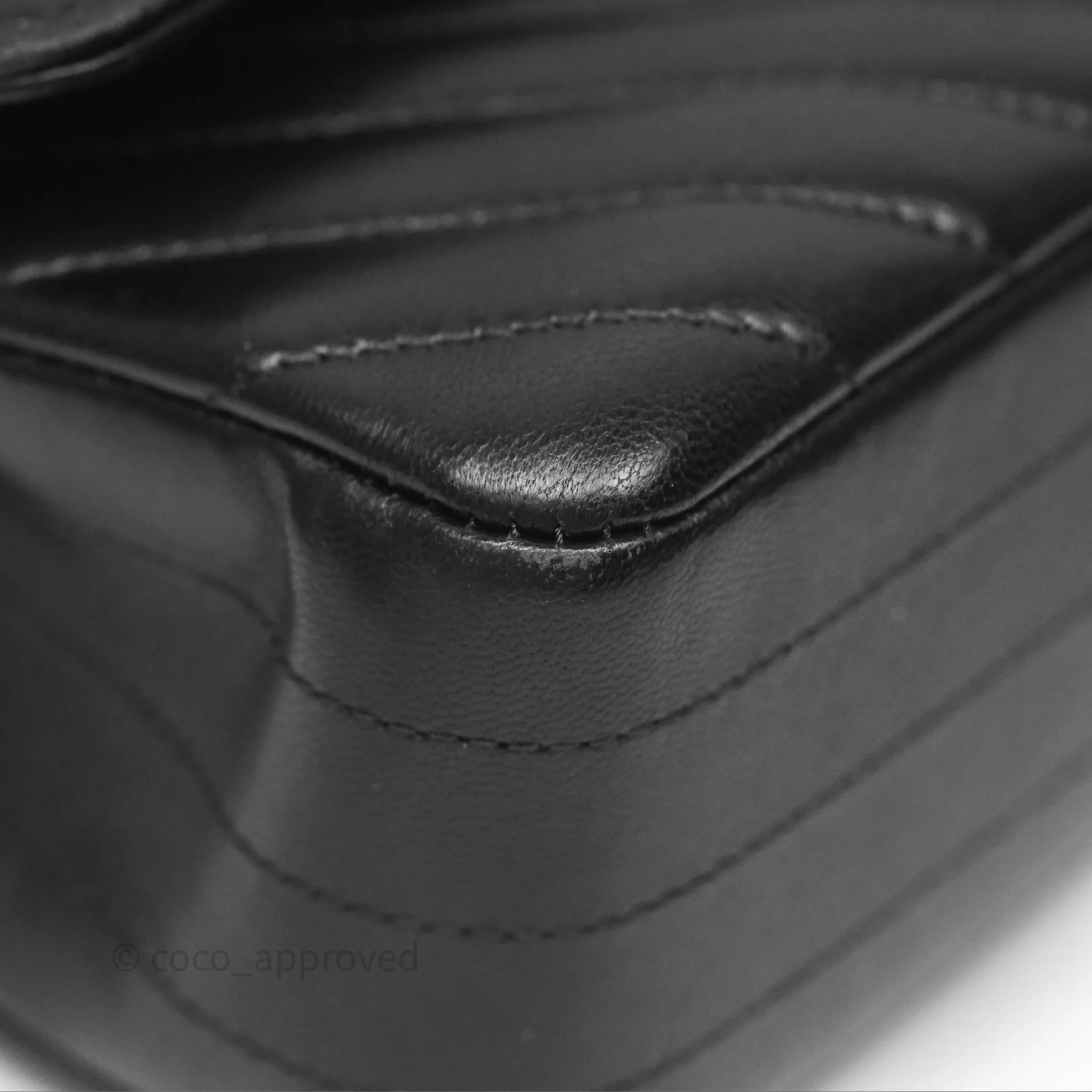 Chanel Classic M/L Medium Flap Chevron Black Lambskin Aged Gold Hardware