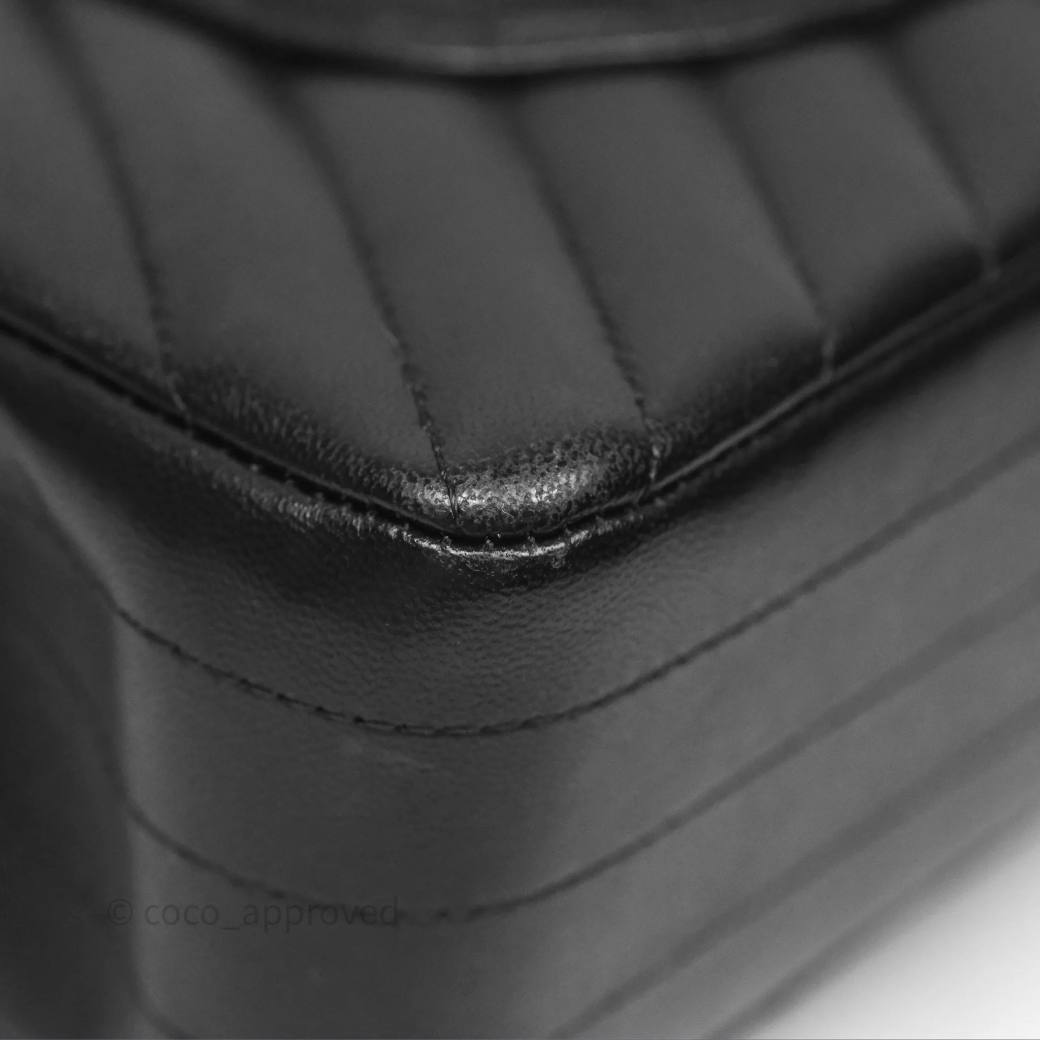 Chanel Classic M/L Medium Flap Chevron Black Lambskin Aged Gold Hardware