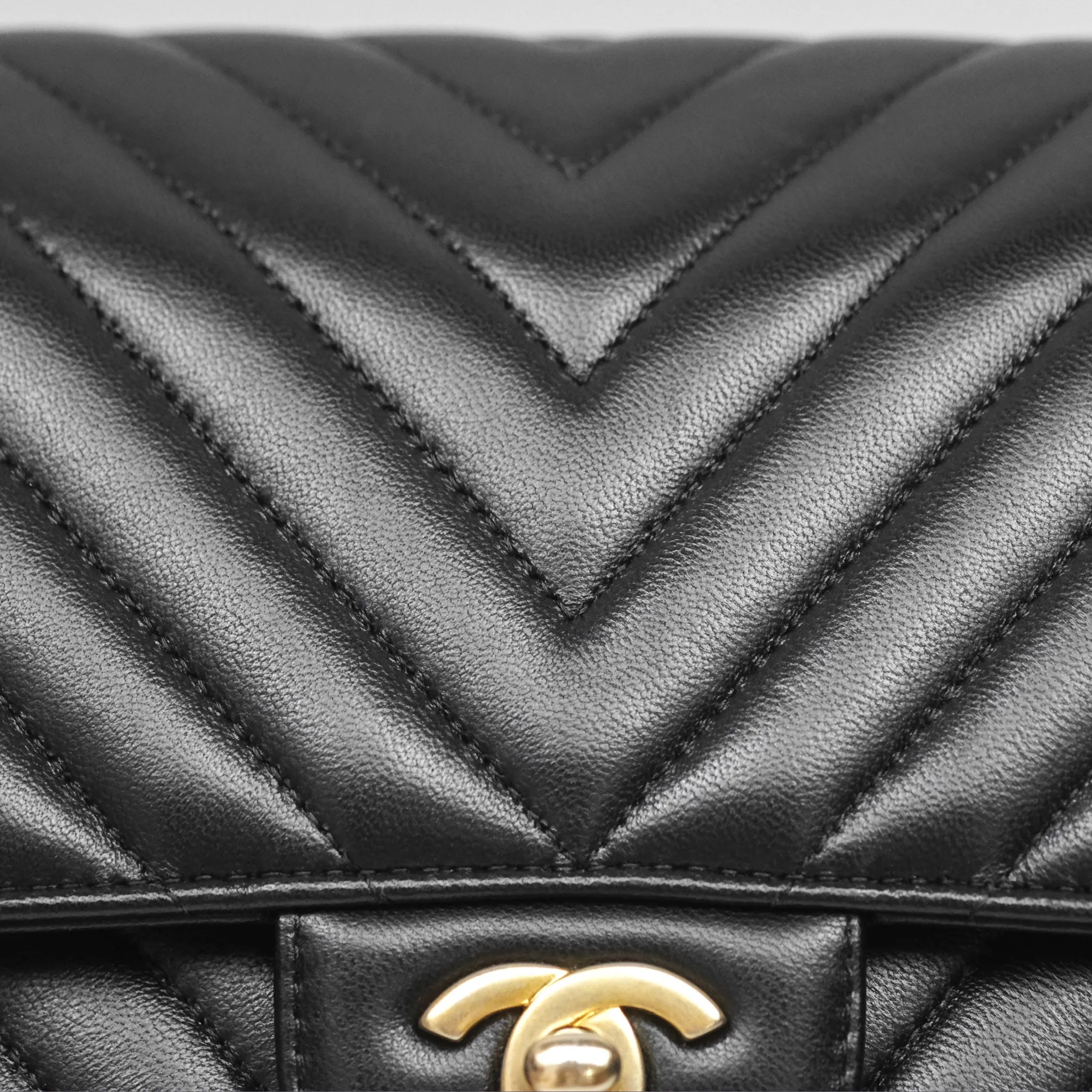 Chanel Classic M/L Medium Flap Chevron Black Lambskin Aged Gold Hardware