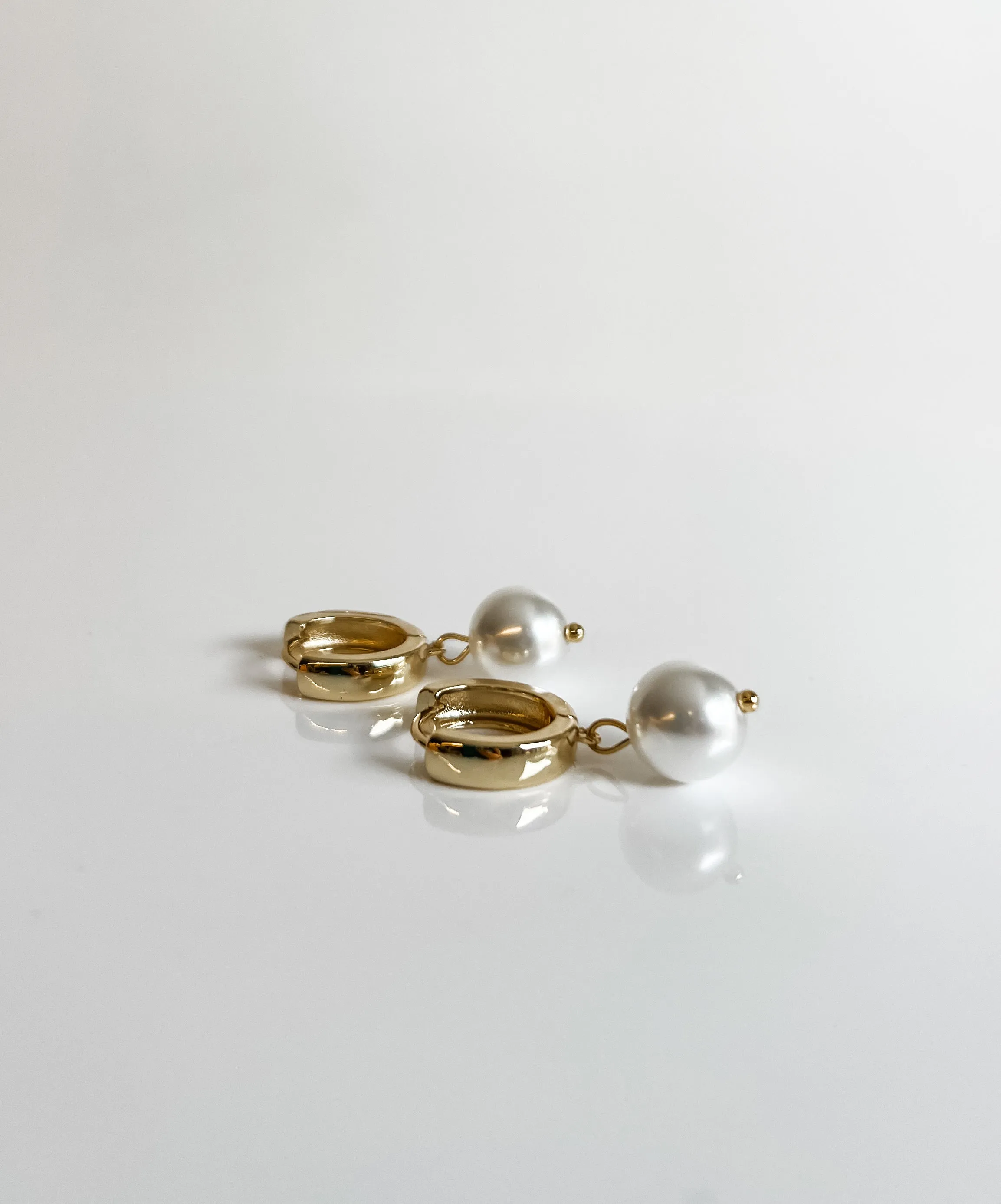 Chunky pearl Huggie hoop