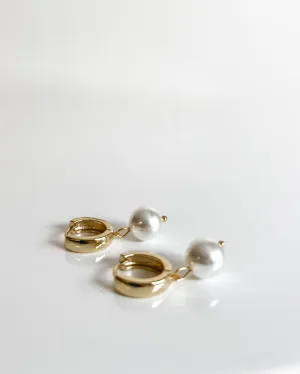 Chunky pearl Huggie hoop