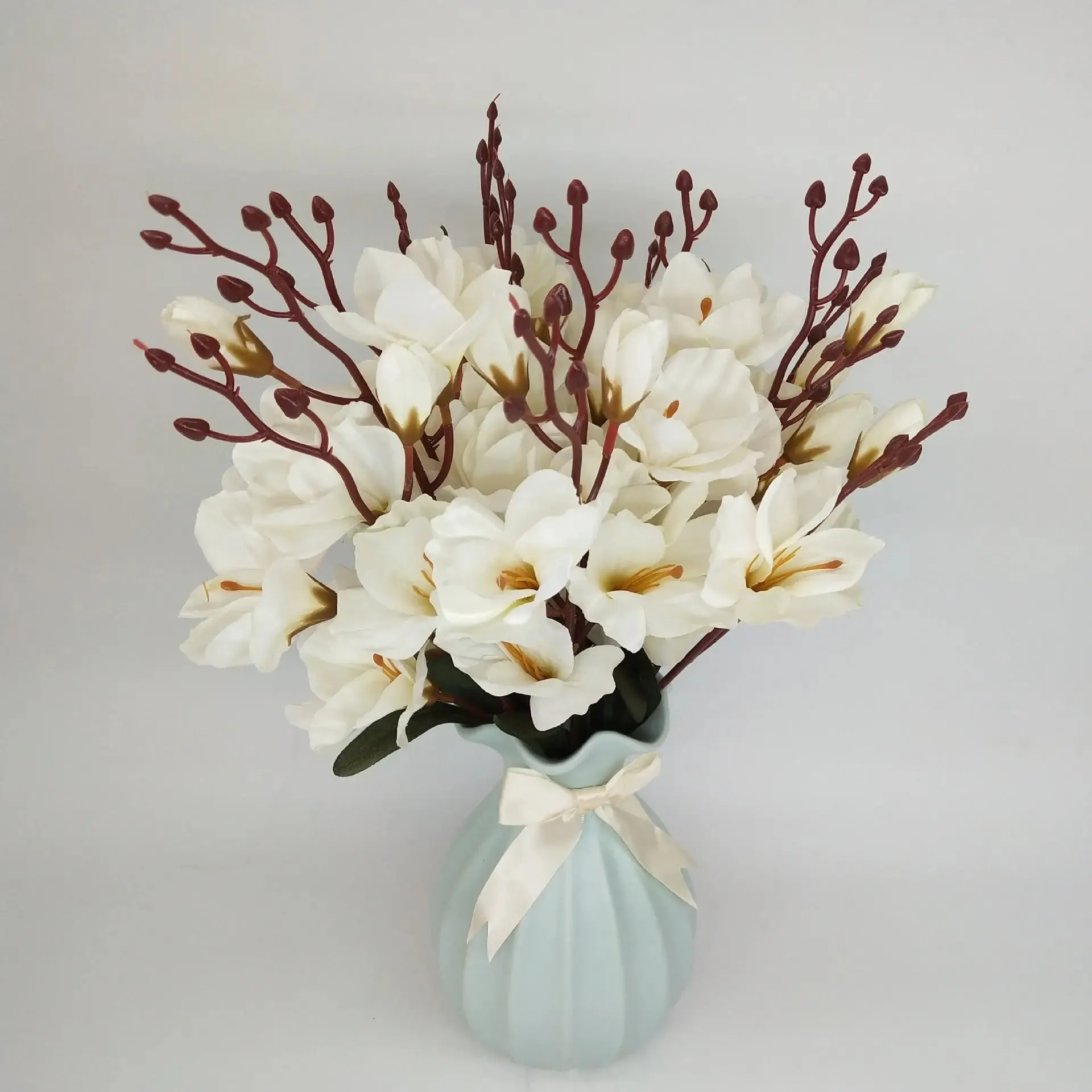 Elegant Magnolia & Freesia Wedding Décor