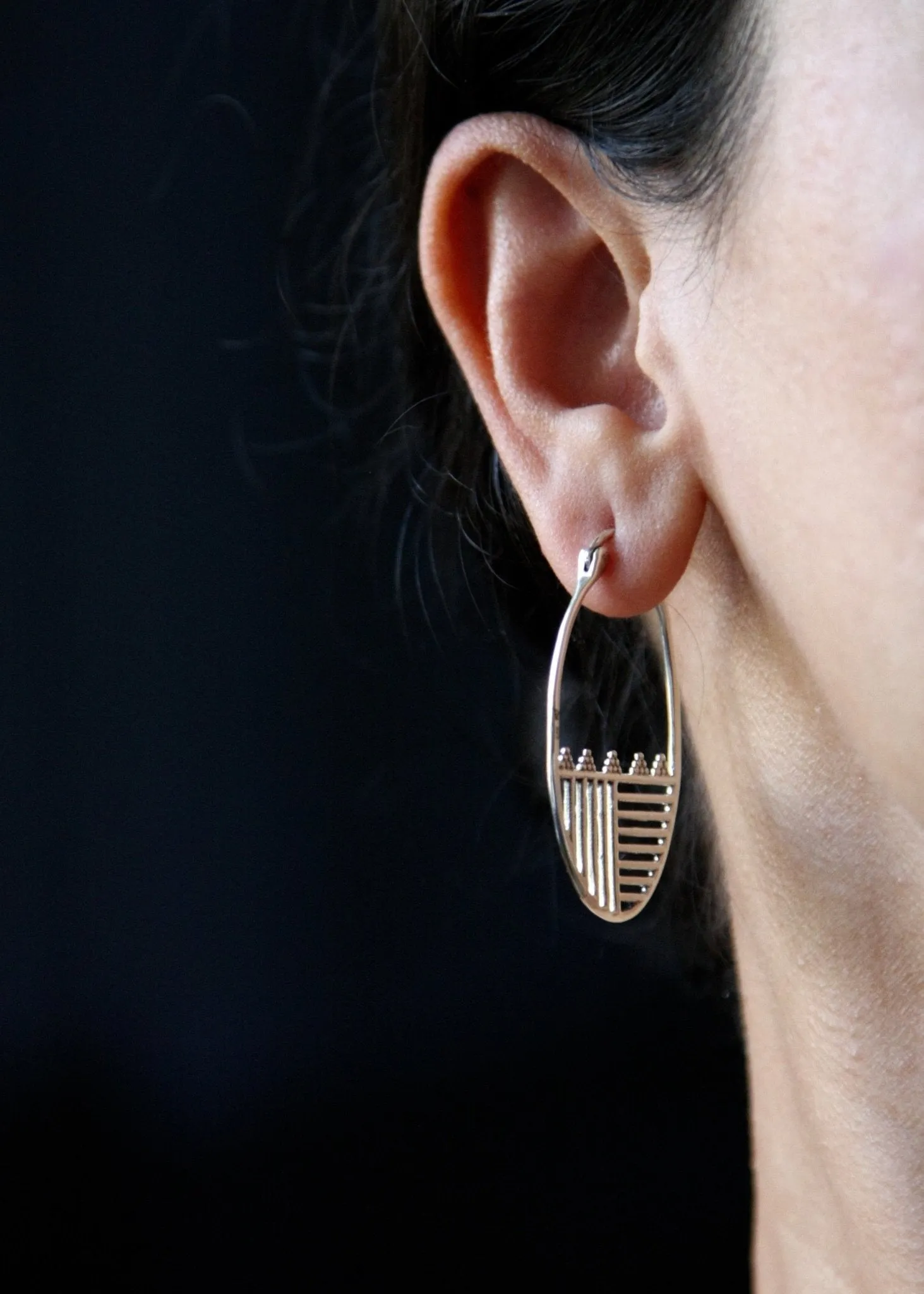 KENDI oval hoops with a line patten
